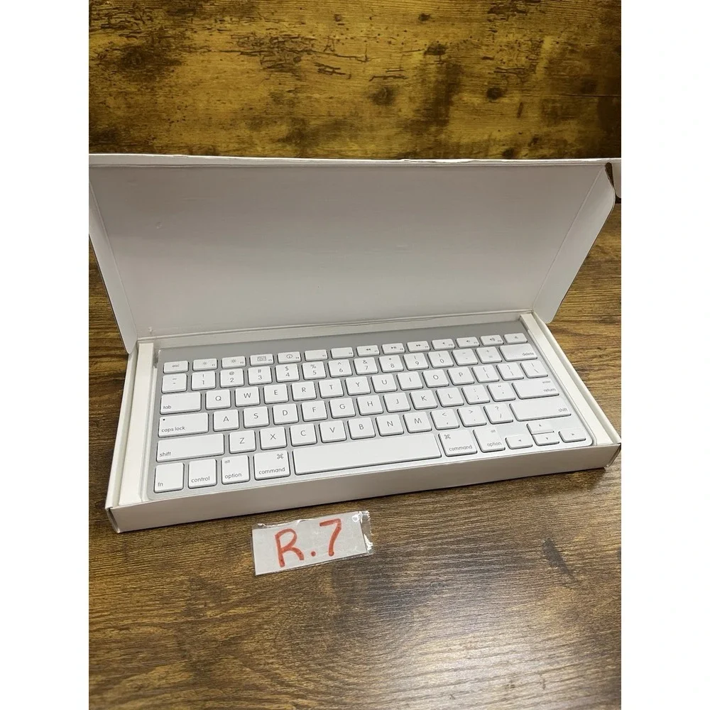 Apple A1314 Wireless Keyboard - MC184LL/B New